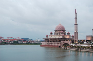 Fototapeta na wymiar Putrajaya meczet