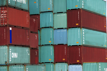 container in rot und grün © maranso