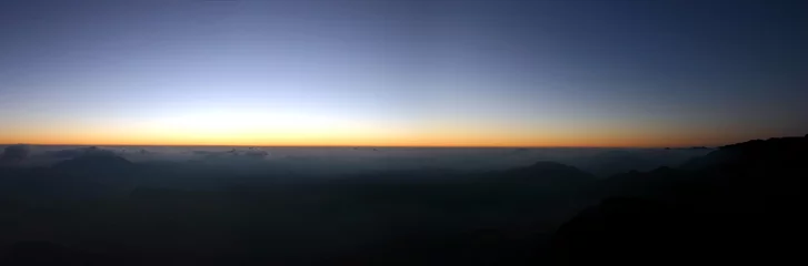 Fototapeten panoramique d'un levée de soleil © piccaya
