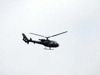 Fototapeta na wymiar Helikopter odlatuje