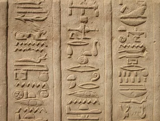 Keuken spatwand met foto hiërogliefen in de tempel van kom ombo, egypte © Richard Connors