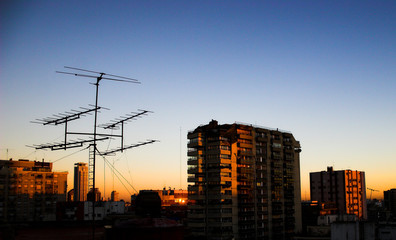 paisaje con gran antena
