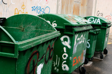 graffiti in the rubbish - obrazy, fototapety, plakaty