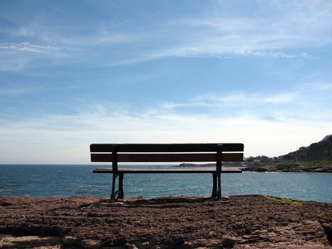 banc sur bord de mer