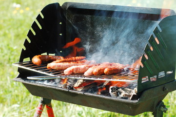 saucisses sur barbecue