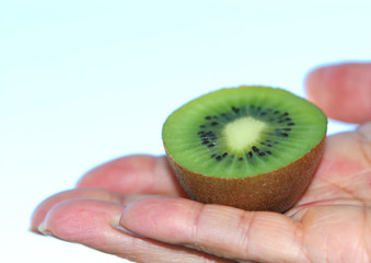 demi-kiwi en main