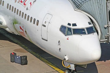 das cockpit und drei koffer