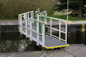 schleusentor an kleinem kanal