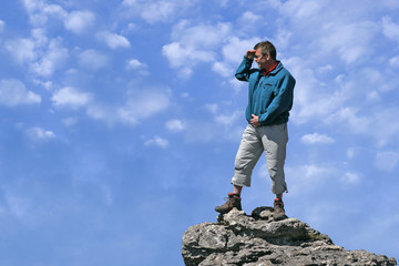 homme regardant l'horizon en montagne