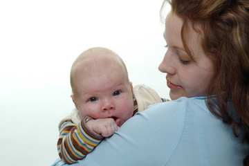 neugieriges baby mit mutter