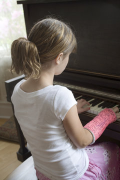 maggie plays piano