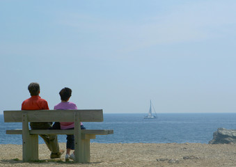 couple assis sur un banc