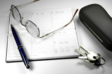 agenda, lunette, plume, clés