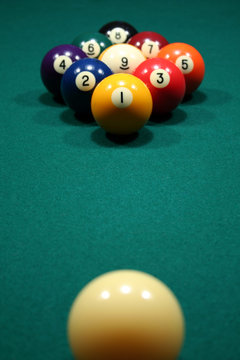 9 ball rack of billiard balls