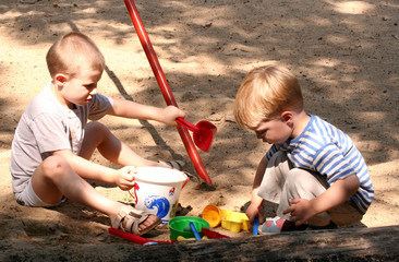 spielen im sonnenschein