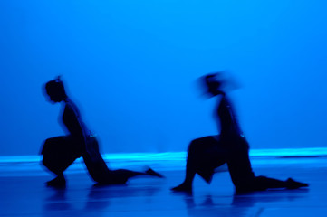 Obraz na płótnie Canvas taniec w kolorze niebieskim