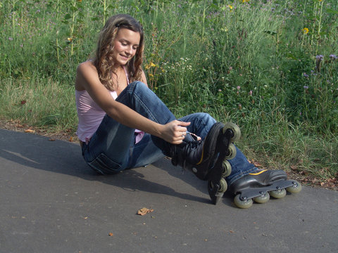 frau zieht rollerblades an