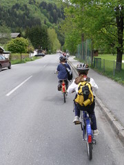 kinder auf fahrradtour