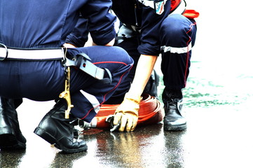 les pompiers avec leur lance à eau (4)