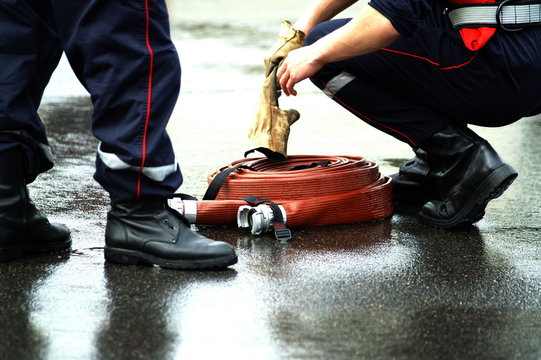 les pompiers avec leur lance &agrave; eau (2)