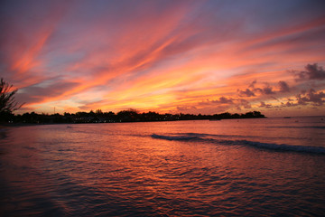 Fototapeta na wymiar Ognisty zachód słońca nad wodą na Jamajce