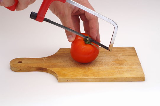 saw a tomato