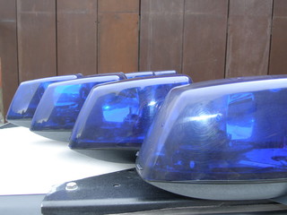 vier blaulichter auf rettungsfahrzeug