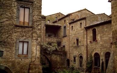 Fototapeta na wymiar domów w Civita Włoszech.