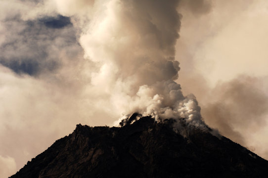 indonesia, java: merapi eruption, may 2006