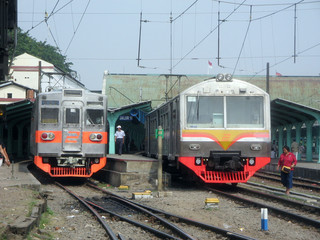 Fototapeta na wymiar elektryczny pociąg na stacji