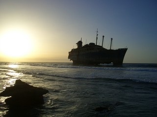 siluette eines wracks