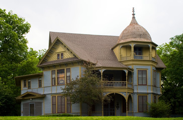 Fototapeta na wymiar Gotycki dom w stylu wiktoriańskim