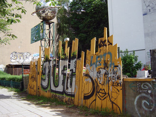 bretterzaun mit graffiti