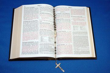 Fototapeta premium holy bible and rosary