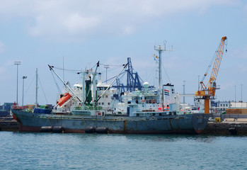 Fototapeta premium boat and lifting-crane