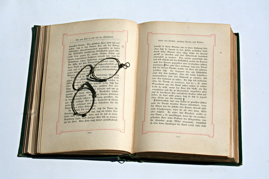 monokel auf buch