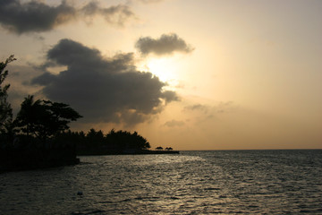 Fototapeta na wymiar beautiful sunset over the water in jamaica