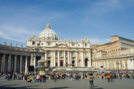 crowd in front of vatican