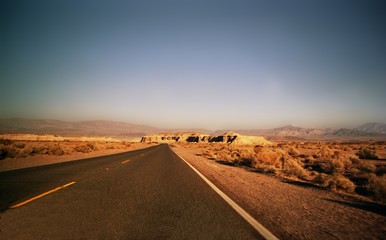 death valley nationalpark road to nowhere - obrazy, fototapety, plakaty
