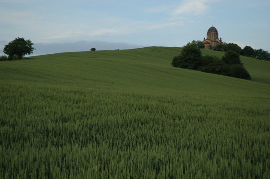 colline et basilique en tarn-et-garonne