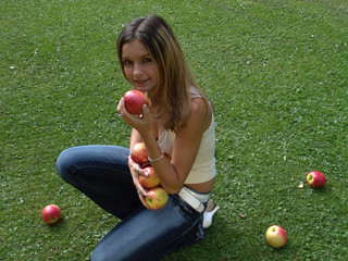 frau mit gesammelten &auml;pfeln