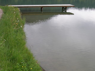 seeufer mit bootssteg