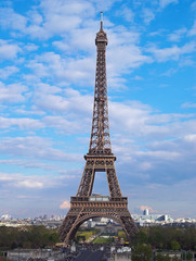 Fototapeta na wymiar Wieża Eiffla w godzinach popołudniowych, Paryż, Francja