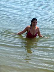 frau watet im wasser