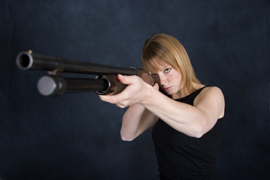 frau mit gewehr