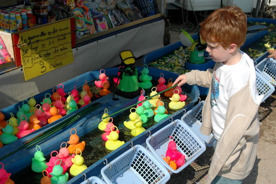 enfant jouant &agrave; la p&ecirc;che aux canards 001