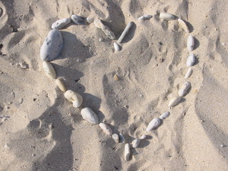 coeur en cailloux sur sable