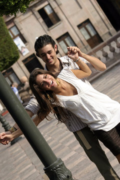 pareja jugando