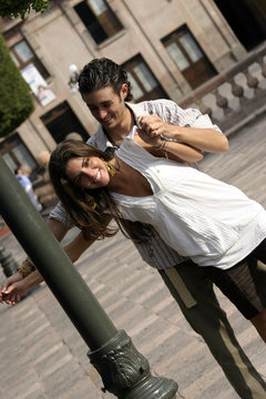 pareja jugando