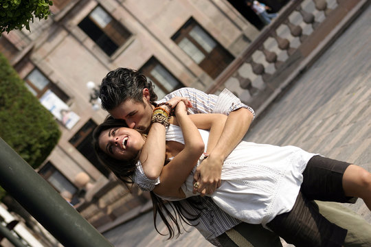 novios jugando